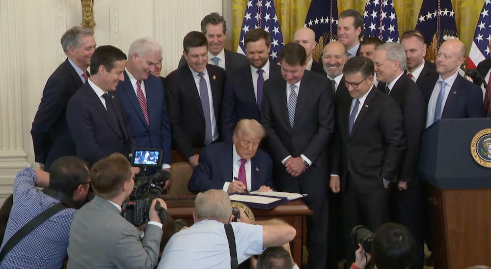 Tổng thống Trump k&yacute; dự luật GENIUS th&agrave;nh luật.