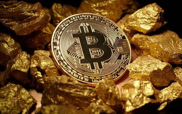 Bitcoin bị định gi&aacute; thấp so với v&agrave;ng, b&aacute;o hiệu s&oacute;ng tăng mới?