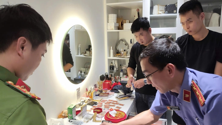 Cơ quan chức năng kh&aacute;m x&eacute;t v&agrave; thu giữ c&aacute;c t&agrave;i liệu li&ecirc;n quan