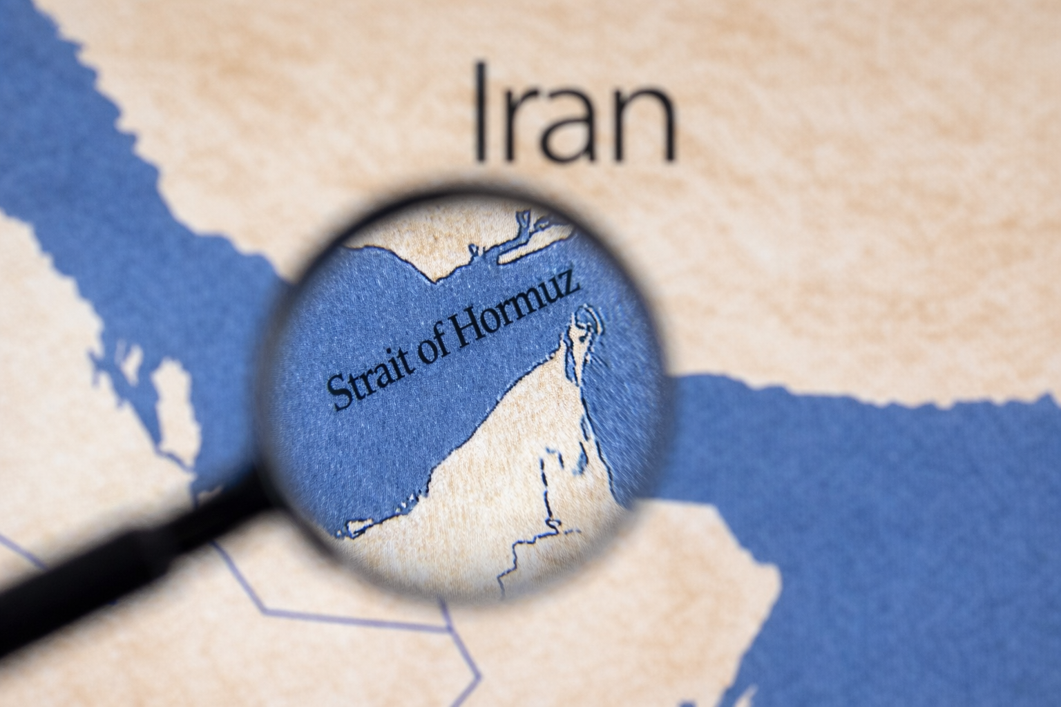 Iran c&acirc;n nhắc thu ph&iacute; t&agrave;u vận chuyển bằng Bitcoin tại eo biển Hormuz