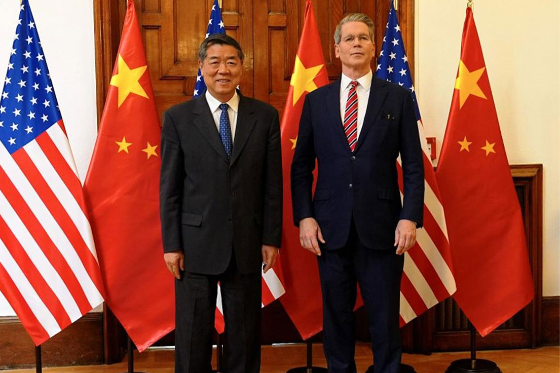 Phó Thủ tướng Trung Quốc Hà Lập Phong (trái) và Bộ trưởng Tài chính Mỹ Scott Bessent trong cuộc gặp ngày 14.9 tại Madrid (Tây Ban Nha). Ảnh: Xinhua