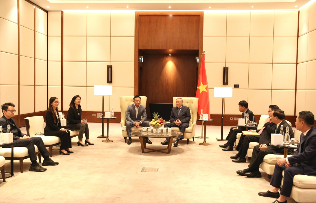 Tổng Giám đốc Bybit ông Ben Zhou (bên trái) và Phó thủ tướng Nguyễn Hòa Bình (bên phải) tại sự kiện