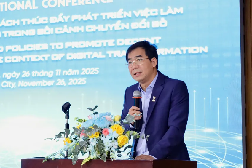 TS L&ecirc; Trường Sơn - Hiệu trưởng Trường ĐH Luật TP.HCM ph&aacute;t biểu khai mạc hội thảo. Ảnh: UL