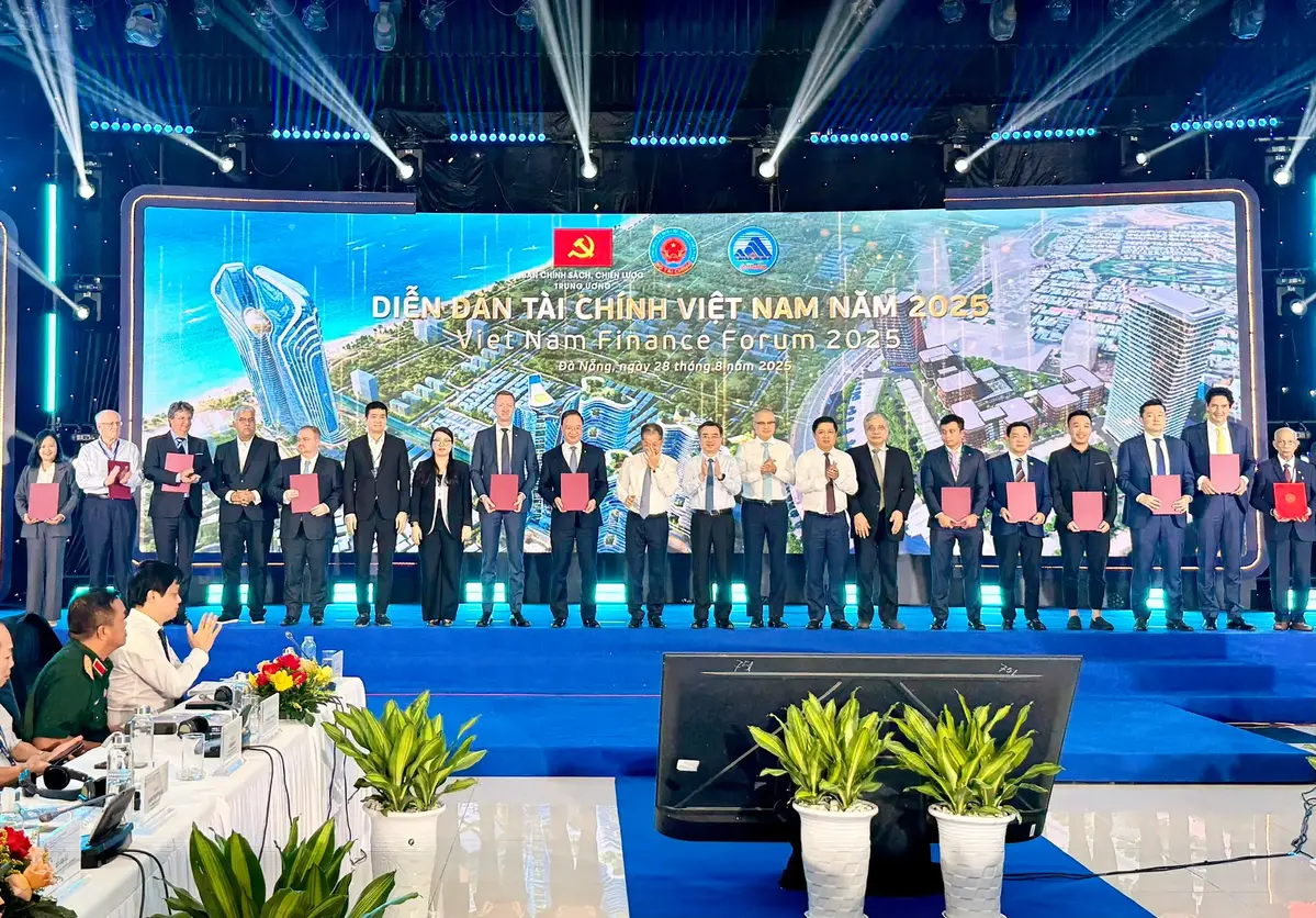UBND TP. Đà Nẵng ký kết Biên bản ghi nhớ với Tether Operations cùng các đối tác quốc tế tại Tuần lễ Tài chính và Công nghệ Đà Nẵng 2025.