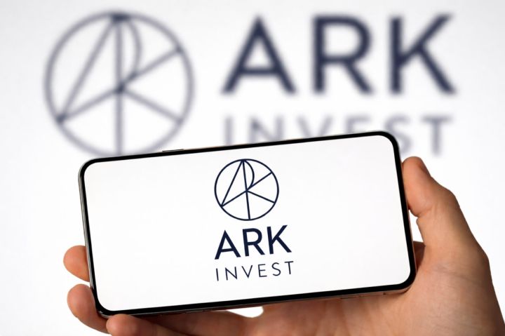 Ark quay lại bắt đáy Coinbase sau đợt bán 39 triệu USD