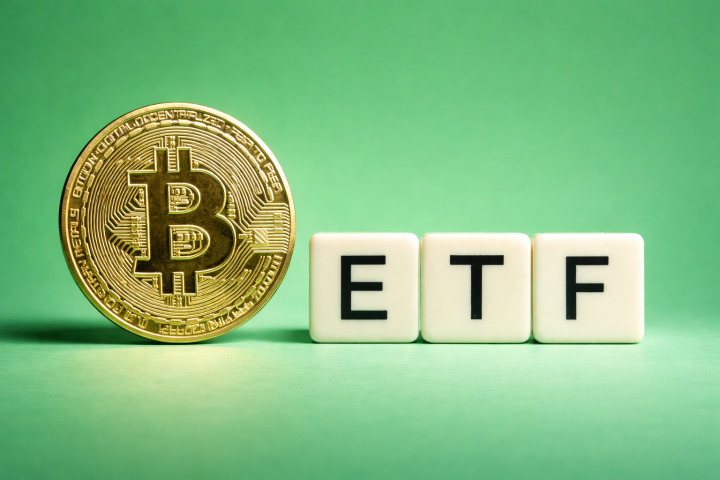 Dòng tiền quay lại mạnh mẽ: Bitcoin ETF hút gần 1 tỷ USD, thị trường bắt đầu “risk-on”?